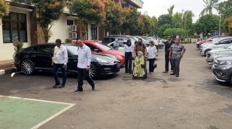 Keluarga Ferry Irawan Hadiri Sidang Perdana Perceraian Pakai Mobil Mewah