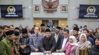 Menteri Agama Yaqut Cholil Qoumas (tengah) didampingi Ketua Komisi VIII DPR RI Ashabul Kahfi (keempat kiri) menandatangani penetapan Biaya Penyelenggaraan Ibadah Haji (BPIH) usai rapat kerja dengan Komisi VIII DPR di Kompleks Parlemen, Senayan, Jakarta, Rabu (15/2/2023). Komisi VIII DPR RI bersama Kementerian Agama menyepakati besaran BPIH tahun 2023 yang harus dibayarkan jemaah haji Rp49,8 juta atau 55,3 persen dari total biaya haji sebesar Rp90,05 juta. ANTARA FOTO/Fauzan/tom.