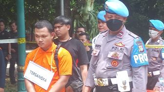 Bripda HS alias Haris Sitanggang anggota Densus 88 Antiteror Polri menjalani rekonstruksi kasus pembunuhan terhadap supir taksi online yang digelar Subdit Resmob Ditreskrimum Polda Metro Jaya, Kamis (16/2/2023). [Suara.com/M. Yasir]