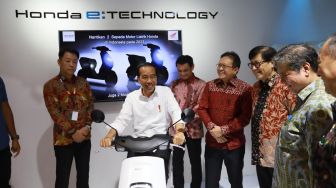 Bertandang ke Booth PT Astra Honda Motor di IIMS 2023, Perhatian Presiden Joko Widodo Tertuju pada Honda EM1 e: