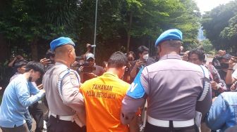 Bripda HS alias Haris Sitanggang anggota Densus 88 Antiteror Polri menjalani rekonstruksi kasus pembunuhan terhadap supir taksi online yang digelar Subdit Resmob Ditreskrimum Polda Metro Jaya, Kamis (16/2/2023). [Suara.com/M. Yasir]