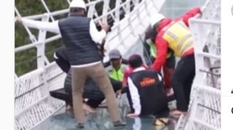 Detik-detik Khofifah Terpeleset di Jembatan Kaca Gunung Bromo, Warganet: Tidak Safety
