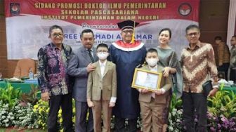 Sekdako Padang Sandang Gelar Doktor Ilmu Pemerintahan