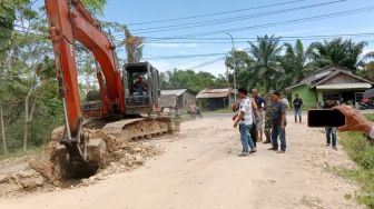 Warga Gampong Aramiah Blokir Jalan Masuk PT Emsem Sawita