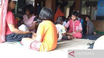 Kampungnya Terendam Banjir, Ratusan Warga Gandekan Solo Mengungsi ke Kantor Kelurahan