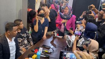 Kayak Adegan Sinetron, Istri Muncul Nangis-Nangis Minta Ketemu Anak Saat Daus Mini Konferensi Pers