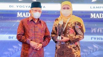 Gubernur Khofifah Wakili Jatim Terima 2 Penghargaan dalam KPPU Award 2023 dari Wapres Ma'ruf Amin