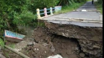 Akses Terputus! Sungai Meluap, Jembatan di Kayu Tanam Ambruk Diterjang Arus Deras