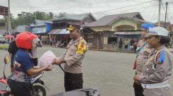 Operasi Keselamatan, Polres Supiori Bagi-bagi Helm ke Pemotor