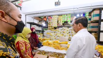 Didampingi Khofifah, Jokowi Cek Harga Beras hingga Telur di Pasar Wonokromo Surabaya