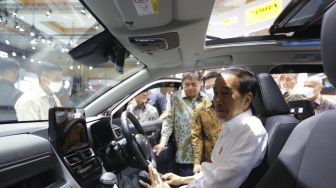 Jokowi Jajal Sejumlah Produk Elektrifikasi di IIMS 2023