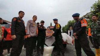 Bantu Korban Banjir di Solo, Senkom Mitra Polri Dirikan Tenda Darurat hingga Penuhi Kebutuhan Pokok