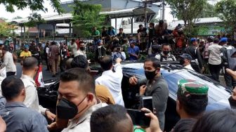 Warga Surabaya Nekat Manjat Pagar Pembatas Jalan Demi Lihat Jokowi: Baru Pertama Kali Ketemu Langsung