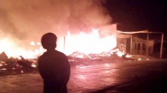 Kebakaran Hanguskan Enam Unit Rumah di Simpang Empat Rajawali