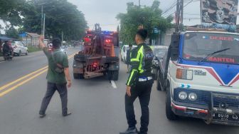Mobil Tabrak Tempat Hiburan Malam di Jalan Raya Serang – Jakarta