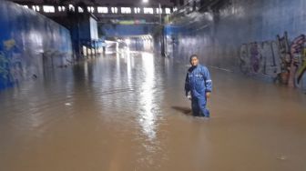 Hujan Deras Guyur Kota Bekasi, Jalan Baru Underpass Ditutup, Warga: Mobil Lewat Tenggelam