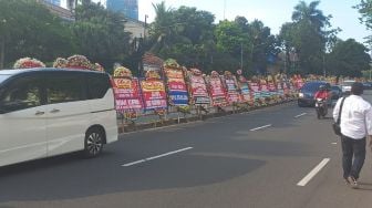 Jalan Hos Cokroaminoto Jakarta Dipenuhi Ribuan Karangan Bunga, Momen Kebangkitan Aktivis 98 Cari Sosok Pengganti Jokowi