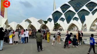 Warga Berwisata Religi di Masjid Raya Al Jabbar saat Libur Isra Miraj