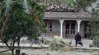 Tim loboratorium dan Forensik (LABFOR) Polda Jatim melakukan penyelidikan penyebab ledakan di Desa Karangbendo Kecamatan Ponggok, Blitar, Jawa Timur, Senin (20/2/2023). [ANTARA FOTO/Irfan Anshori/].