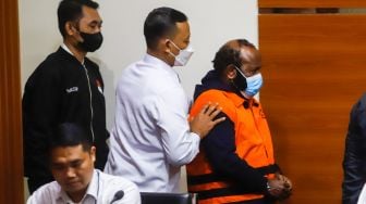 Tersangka Bupati Nonaktif Mamberamo Tengah, Papua, Ricky Ham Pagawak berjalan mengenakan rompi tahanan saat dihadirkan dalam konferensi pers pengumuman penahanan tersangka di Gedung Merah Putih KPK, Jakarta Selatan, Senin (20/2/2023). [Suara.com/Alfian Winanto]