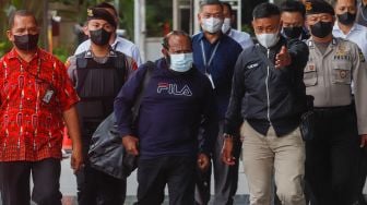 Tersangka kasus dugaan suap dan gratifikasi di Kabupaten Mamberamo Tengah, Papua, Ricky Ham Pagawak (tengah) tiba untuk menjalani pemeriksaan di Gedung Merah Putih KPK, Jakarta Selatan, Senin (20/2/2023). [Suara.com/Alfian Winanto]