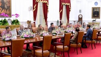 Presiden Joko Widodo atau Jokowi menerima kunjungan pengurus baru Persatuan Sepak Bola Seluruh Indonesia (PSSI) di Istana Merdeka, Jakarta, Senin (20/2/2023). [Foto: Muchlis Jr - Biro Pers Sekretariat Presiden]