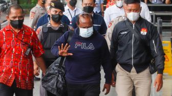 Sempat Buron, Bupati Mamberamo Tengah Ricky Ham Pagawak Tiba di Gedung KPK