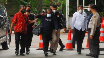 Ricky Ham Pagawak Tersangka Kasus Korupsi Tenteng Tas Hitam saat Tiba di KPK, Siap Ditahan?