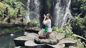 Aura Kasih Jalani Prosesi Melukat di Bali, Supaya Apa Sih?