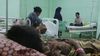 Petugas medis mengambil data pasien korban keracunan makanan nasi kuning saat menjalani perawatan medis di Rumah Sakit Umum (RSUD) Chasan Boesoirie, Kota Ternate, Maluku Utara, Senin (20/2/2023). [ANTARA FOTO/Andri Saputra].