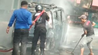 Mobil Suzuki APV Tiba-tiba Terbakar di Solok, Damkar: Penyebab Kebakaran Dalam Penyelidikan
