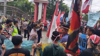 Demo Tuntut Pembongkaran Tower BTS, Massa Tak Ditanggapi DPRD