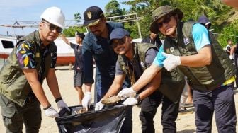 PT GKP Bersama Warga Bersihkan Pantai Nambo Jaya