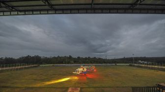 Helikopter AW189 milik Polri bersiap sebelum diberangkatkan untuk mengevakuasi korban kecelakaan heli yang ditumpangi Kapolda Jambi di Kerinci dari Stadion Merangin, Jambi, Selasa (21/2/2023).[ANTARA FOTO/Wahdi Septiawan].