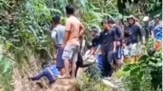 Viral Video Warga di Perbatasan RI-Malaysia Digotong Pakai Tandu Lewati Jalan Berlumpur, Warganet Dibuat Miris