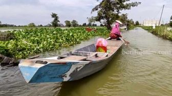 Aktivitas Warga Desa di Lamongan Ini Lumpuh Akibat Banjir