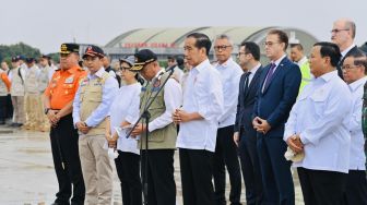 Presiden Joko Widodo atau Jokowi bersama sejumlah menteri saat memberikan keterangan pers terkait bantuan untuk korban gempa Turki dan Suriah di Pangkalan TNI AU Halim Perdanakusuma, Jakarta Timur, Selasa (21/2/2023). [Foto: Laily Rachev - Biro Pers Sekretariat Presiden]