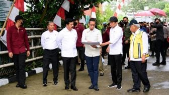 Presiden Joko Widodo atau Jokowi besama PJ Gubernur Jakarta Heru Budi Hartono dan Menteri PUPR Basuki Hadimuljono meninjau lokasi normalisasi Kali Ciliwung di Cikoko, Jakarta, Selasa (21/2/2023). [Foto: Muchlis Jr - Biro Pers Sekretariat Presiden]