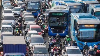 Peringkat Jakarta Sebagai Kota Termacet di Dunia Meroket, Heru Budi Kasih Solusi: Ramai-ramai Naik Transjakarta