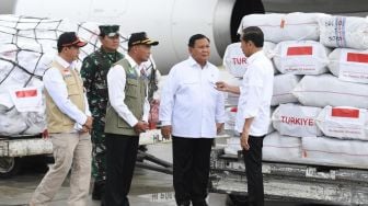 Presiden Joko Widodo atau Jokowi berbincang dengan Prabowo dan Muhadjir saat meninjau bantuan untuk korban gempa Turki dan Suriah di Pangkalan TNI AU Halim Perdanakusuma, Jakarta Timur, Selasa (21/2/2023). [Foto: Kris - Biro Pers Sekretariat Presiden]