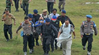 Petugas mengevakuasi Co Pilot AKP Amos Fredily menggunakan tandu setibanya di Stadion Merangin, Jambi, Selasa (21/2/2023).  [ANTARA FOTO/Wahdi Septiawan].