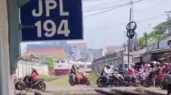 Viral Warga Nekat Nyebrang Perlintasan Meski Kereta Api di Depan Mata, Netizen: Sisi Gelap Cikampek