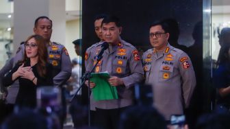 Karo Penmas Divisi Humas Polri Brigjen Ahmad Ramadhan (kanan) memberikan keterangan pers usai sidang Komisi Kode Etik Polri (KKEP) terkait kasus pembunuhan Brigadir Nofriansyah Yosua Hutabarat di TNCC Mabes Polri, Jakarta, Rabu (22/2/2023). [Suara.com/Alfian Winanto]