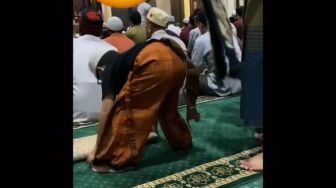 Waduh, Bocah Ini Bawa Barang Tak Terduga saat Shalat Berjamaah di Masjid