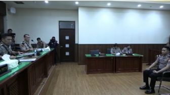 Bharada E atau Richard Eliezer Pudihang Lumiu menjalani sidang Komisi Kode Etik Polri (KKEP) di ruang sidang KKEP Gedung TNCC, Mabes Polri, Kebayoran Baru, Jakarta Selatan, Rabu (22/2/2023). [Tangkap Layar Suara.com/dok. Humas Mabes Polri]