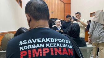 Pakai Kaos Bertagar Save AKBP Dody, Istri Dody Prawiranegara Hadir di Sidang Perkara Narkotika Teddy Minahasa