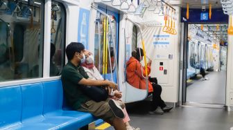 Penumpang menaiki rangkaian MRT Jakarta di Stasiun Bundaran HI, Jakarta, Rabu (22/2/2023). [Suara.com/Alfian Winanto]