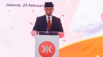 Anies Baswedan memberikan pernyataan saat pengumuman deklarasi Calon Presiden 2024 dari PKS di Kantor DPP PKS, Jakarta Selatan, Kamis (23/2/2024). [Suara.com/Alfian Winanto]