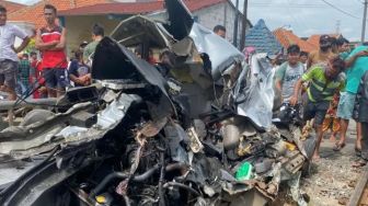 Dua Orang Tewas Usai Mobil Ditabrak Kereta Api