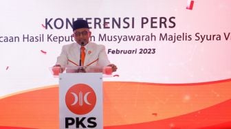 Presiden Partai Keadilan Sejahtera (PKS) Ahmad Syaikhu memberikan pernyataan saat pengumuman deklarasi Calon Presiden 2024 dari PKS di Kantor DPP PKS, Jakarta Selatan, Kamis (23/2/2024). [Suara.com/Alfian Winanto]